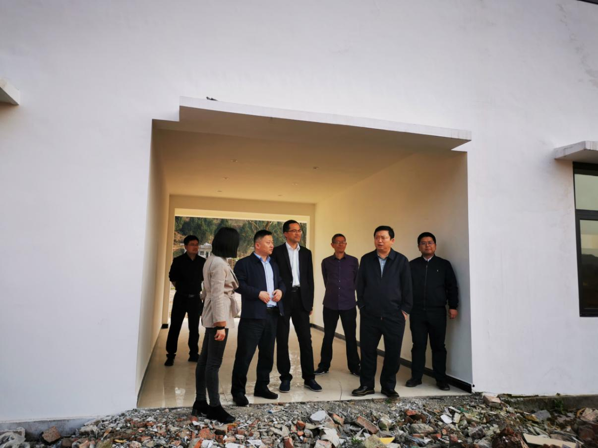 人生就是博集团党委副书记、董事陈日到邓家沟村开展帮扶工作