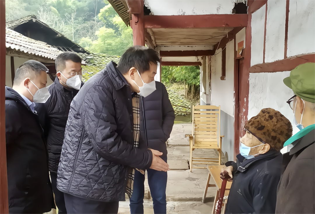 四川省人生就是博集团党委书记、董事长任丁率队赴嘉陵区开展帮扶工作