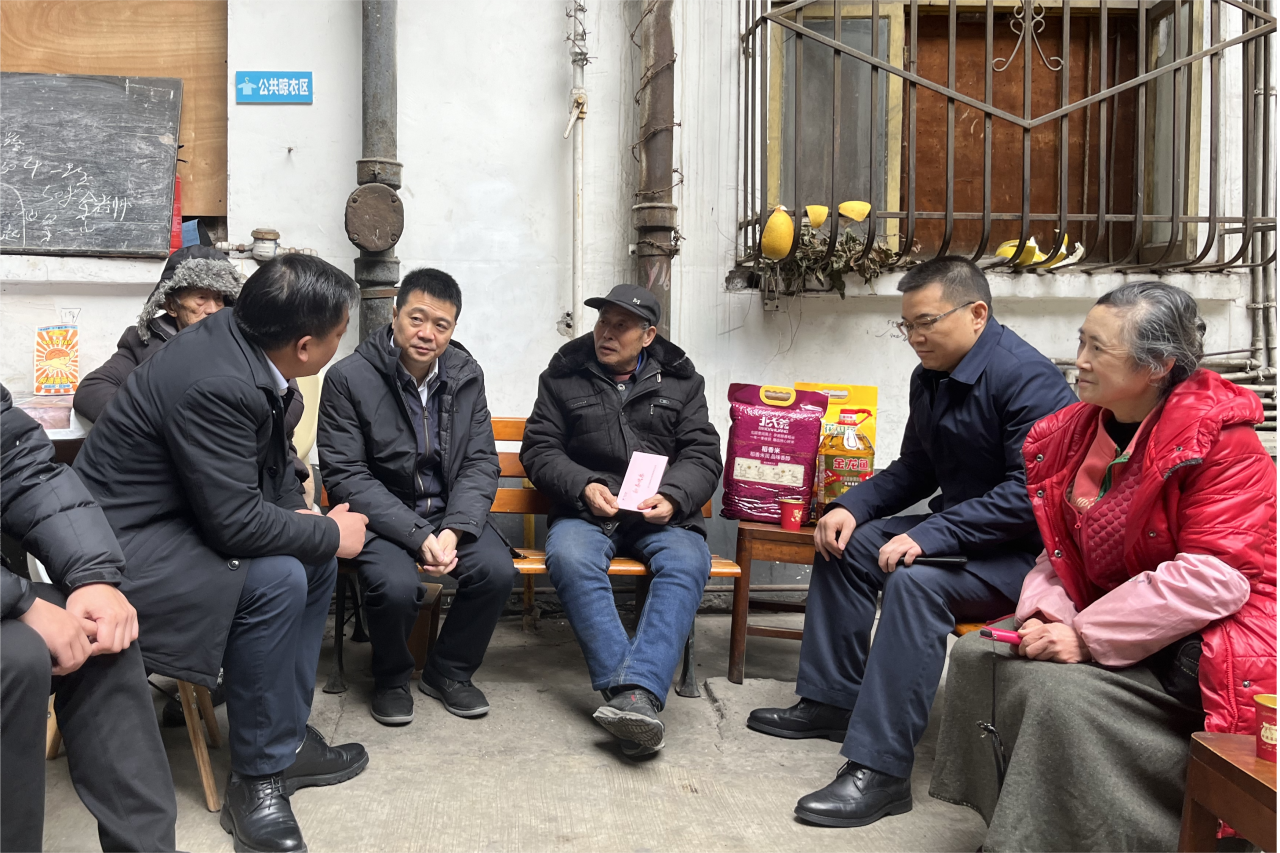 省人生就是博集团领导班子成员走访慰问生活困难党员、老党员、老干部